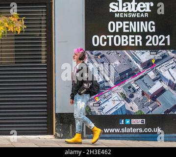 Fishergate, Preston, Lancashire. Unternehmen in Großbritannien. 28 Okt 2021. Eröffnung Oktboer 2021. Anzeichen einer Wiederbelebung des Einzelhandels in der High Street, wenn Arbeiter an leerstehenden Immobilien in Preston arbeiten. Herren-Mode für Herren. Es wurden neue Mietverträge unterzeichnet und Ladenbauer beauftragt, einige lange leere Einzelhandelsimmobilien im Stadtzentrum zu sanieren. Kredit; MediaWorldImages/AlamyLiveNews Stockfoto