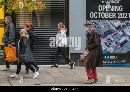 Fishergate, Preston, Lancashire. Unternehmen in Großbritannien. 28 Okt 2021. Eröffnung Oktboer 2021. Anzeichen einer Wiederbelebung des Einzelhandels in der High Street, wenn Arbeiter an leerstehenden Immobilien in Preston arbeiten. Herren-Mode für Herren. Es wurden neue Mietverträge unterzeichnet und Ladenbauer beauftragt, einige lange leere Einzelhandelsimmobilien im Stadtzentrum zu sanieren. Kredit; MediaWorldImages/AlamyLiveNews Stockfoto
