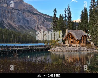 Schöner Blick auf den berühmten Emerald Lake im Yoho National Park, die Rocky Mountains mit Holzgebäude, die sich im ruhigen Wasser spiegeln. Konzentrieren Sie sich auf das Haus. Stockfoto