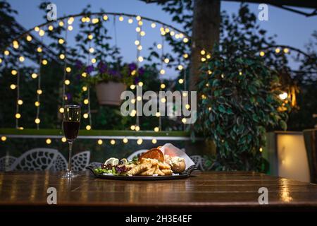 Vorspeise für Bier in Teig in einem Teller auf einem Holztisch sortiert. Platz kopieren Stockfoto