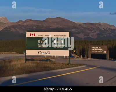 Am Trans-Canada Highway im Abendlicht in den Rocky Mountains am Eingang zum Banff National Park mit der Willkommenstafel von Alberta im Hintergrund. Stockfoto