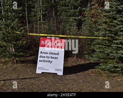 Warnschild (Keep Out) am Highway 40 in Kananaskis Country, Rocky Mountains. Bereich wegen Bärenaktivität geschlossen. Konzentrieren Sie sich auf das Schild. Stockfoto