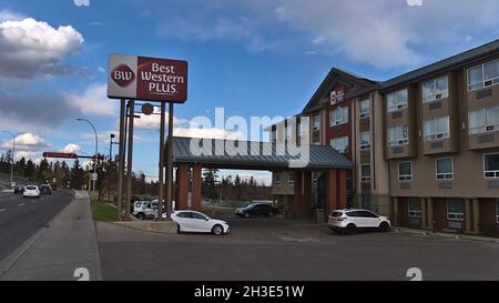 Blick auf das Hotel Best Western Plus Calgary Centre Inn südlich der Innenstadt am Macleod Trail an einem sonnigen Herbsttag mit Eingang und Parkplatz. Stockfoto