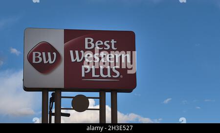 Schild des Hotels Best Western Plus Calgary Centre Inn mit Markenlogo vor blauem Himmel und Wolken. Stockfoto