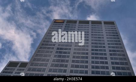 Blick in den niedrigen Winkel des Bürohochhauses Shell Center (140 m) in der Innenstadt von Calgary mit Markenlogo am Abend bei bewölktem Himmel. Stockfoto