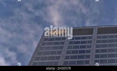 Blick auf die Spitze des Bürohochhauses Shell Center (140 m) in der Innenstadt von Calgary mit gelbem und rotem Markenlogo am Abend. Stockfoto