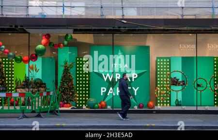 Sloane Square, London, Großbritannien. 28. Oktober 2021. Der John Lewis Flagship Store Peter Jones im Sloans Square ist für die Weihnachtszeit 2021 mit Fenstern geschmückt. Quelle: Malcolm Park/Alamy Live News. Stockfoto