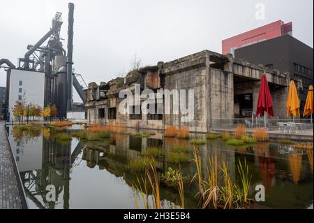 28. Oktober 2021, Luxemburg, Esch/Alzette: Industrieanlagen treffen auf Moderne in Esch/Alzette, Luxemburg. Esch/Alzette ist 2022 Kulturhauptstadt Europas. In zahlreichen Gebäuden werden dann Ausstellungen präsentiert. Foto: Harald Tittel/dpa Stockfoto