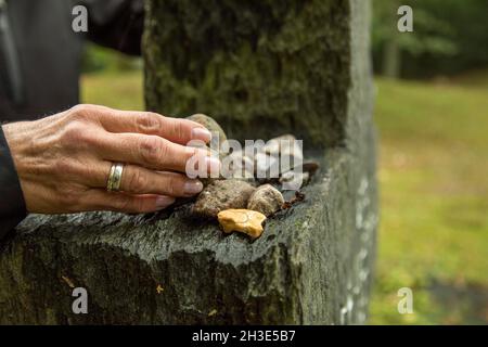 ILLUSTRATION - eine ältere Frau steht am 12. September 2018 auf einem Friedhof in Hamburg und trauert um eine verstorbene Person (Szene gestellt). Foto: Christin Klose | Modellzulassung vorhanden Stockfoto