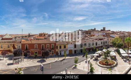 Cáceres Spanien - 09 12 2021: Panoramablick auf die Innenstadt von Cáceres, Torre Bujaco, Arco de la Estrella und andere denkmalgeschützte Gebäude Stockfoto