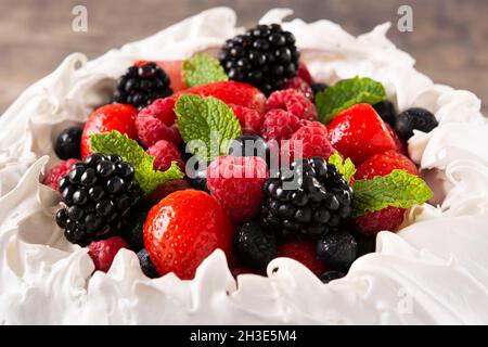 Köstlicher Pavlova-Kuchen mit Baiser und frischen Beeren Stockfoto