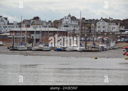 Tide-Out am Hafen von Bridlington - Grounded Boats - Yachten - Fischerboote - Gezeiten - Schlammflächen - East Riding of Yorkshire - Großbritannien Stockfoto