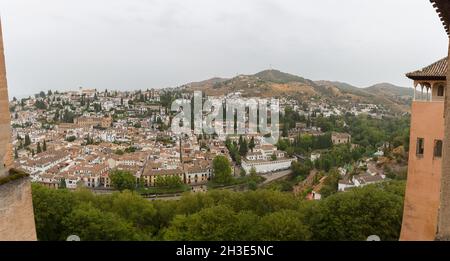 Granada Spanien - 09 14 2021: Blick auf die Hauptstadt von Granada, Blick vom Aussichtspunkt der Alhambra-Zitadelle, Architekturgebäude und Horizont, Spanien Stockfoto