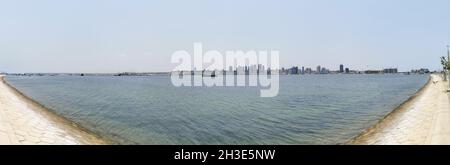 Atemberaubende Panorama-Luftaufnahme der Innenstadt von Luanda, Bucht, Cabo Island und Hafen von Luanda, marginale und zentrale Gebäude, in Angola... Stockfoto