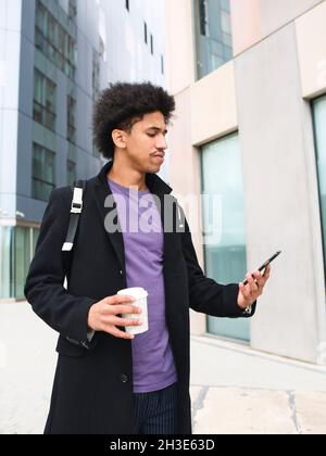 Ernte Kellnerin Serving Cupcake zu glücklich weiblichen Kunden sitzen an Tisch mit Glas Frappe Kaffee in gemütlichen Süßwarencafe Stockfoto