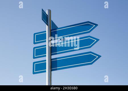 Leeres Schild am blauen Himmel. Modell, Vorlage Stockfoto