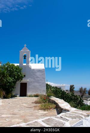 Schöne, Sikinos Insel, Griechenland kleine traditionelle griechische Kirche im abgeschiedenen alten Dorf, die Kastro Vertikale Aufnahme Blauer Himmel und Kopierraum Stockfoto