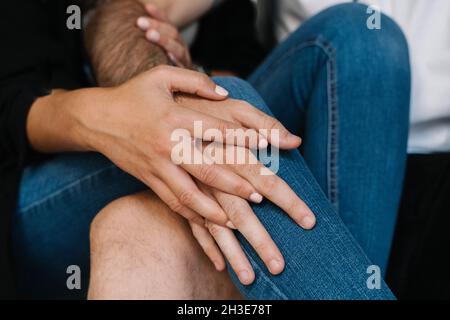 Crop unkenntlich romantische Paar Hände halten, während auf der Straße an sonnigen Tag in der Stadt zu Fuß Stockfoto