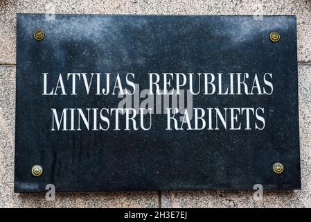 RIGA, LETTLAND. Februar 2018. Logo des Ministerkabinetts, Regierungsgebäude von Lettland. Stockfoto