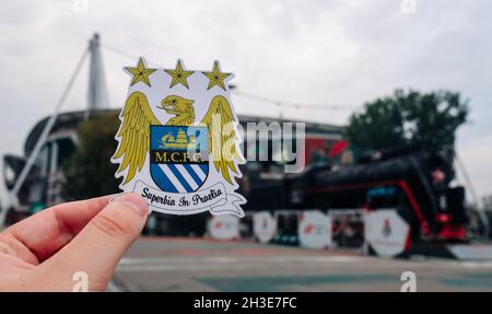 30. August 2021 Manchester, Großbritannien. Manchester City F.C. Fußballverein-Emblem vor der Kulisse eines modernen Stadions. Stockfoto