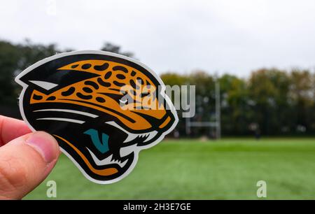 16. September 2021, Jacksonville, Florida. Emblem des amerikanischen Profifußballteams Jacksonville Jaguars mit Sitz in Jacksonville an der Sports Street Stockfoto