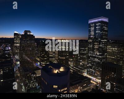 Schöner Blick auf die Skyline von Calgary bei Nacht mit den modernen Bürogebäuden Brookfield Place und Bankers Hall über den beleuchteten Straßen der Stadt. Stockfoto