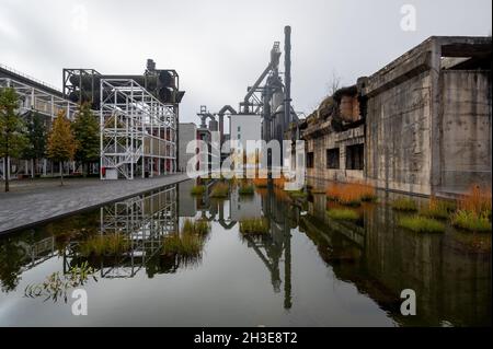 28. Oktober 2021, Luxemburg, Esch/Alzette: Industrieanlagen treffen auf Moderne in Esch/Alzette, Luxemburg. Esch/Alzette ist 2022 Kulturhauptstadt Europas. In zahlreichen Gebäuden werden dann Ausstellungen präsentiert. Foto: Harald Tittel/dpa Stockfoto