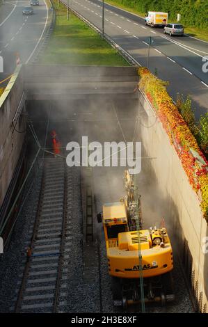 FRANKFURT, DEUTSCHLAND - 13. Sep 2021: Während der Verkehr auf der Straße fließt, bekommt die unterirdische U-Bahn neue Gleise. Baustelle in Roemersta Stockfoto