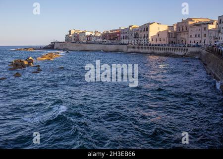 Ortigia, Sizilien - 20. Juli 2021: Steine auf dem Hintergrund des Meeres Stockfoto