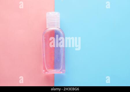 Transparente Hand desinfizieren auf farbigem Hintergrund Stockfoto