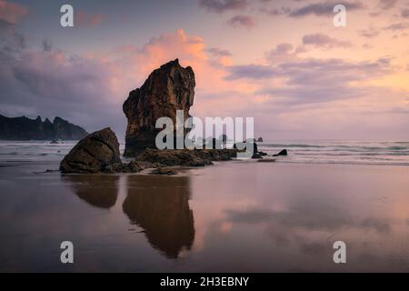 Sonnenaufgang am Strand von De Aguilar (Asturien - Spanien) Stockfoto