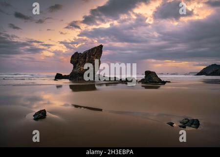 Sonnenaufgang am Strand von De Aguilar (Asturien - Spanien) Stockfoto