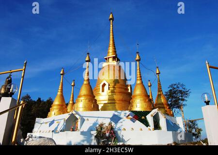 Golden Stupa Chedi burma of Wat Mueang Pilok Tempel für thailänder Reise Besuch Respekt beten in E Tong Dorf im Pilok Hügeltal bei Thong Pha P Stockfoto