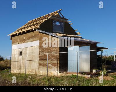 Bau eines Hauses in ländlichen Gebieten aus einer Mischung aus Sägemehl und Zement. Sommerlandschaft gegen den blauen Himmel Stockfoto
