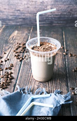 Eiskaffee in einem hohen Glas auf schwarzem Hintergrund. Stockfoto