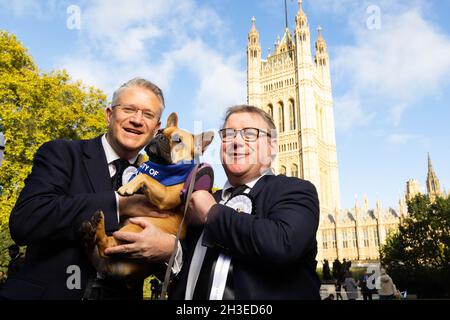 REDAKTIONELLE VERWENDUNG NUR links- rechts Andrew Rosindell MP und Mark Francois MP mit Sir David Amess' French Bulldog, Vivienne IS, wird es als Gewinner des Westminster Dog of the Year Wettbewerbs bekannt gegeben, der gemeinsam von Dogs Trust und dem Kennel Club, London, organisiert wird. Bilddatum: Donnerstag, 28. Oktober 2021. Stockfoto