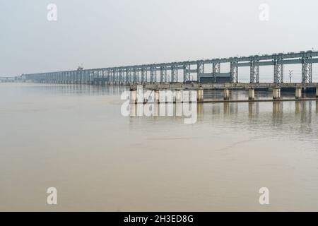 Die Koshi River Barrage Bridge mit Hochwasser im Fluss. Stockfoto