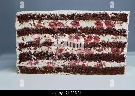 Ein halbes Stück köstliche frische Schokolade und Kirschkuchen mit Frischkäse Stockfoto
