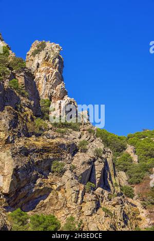 Steile Klippen in der Schlucht Despenaperros von einem Aussichtspunkt in der Schlucht aus gesehen Stockfoto