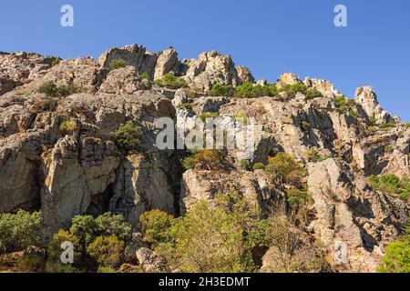 Von einem Aussichtspunkt in der Schlucht aus können Sie die steilen Klippen der Schlucht Despenaperros bewundern Stockfoto