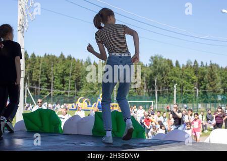 Mädchen auf der Bühne. Tanzstunde. Ein Urlaub im Stadtpark. Zuschauermenge, sonniger Tag Stockfoto