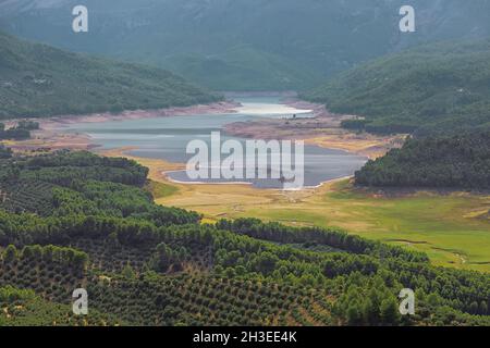 Fernansicht des Stausees Tranco de Beas mit dem Guadalquivir-Fluss, von einem Aussichtspunkt in Hornos aus gesehen Stockfoto