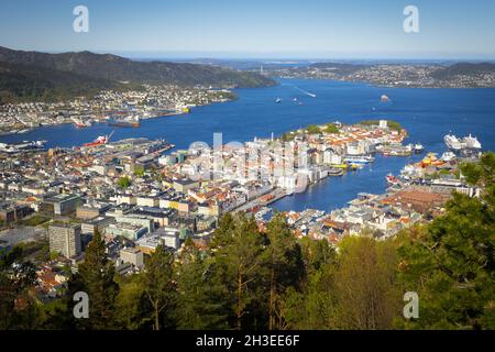 BERGEN, NORWEGEN - 15. Mai 2015: Bergen, Norwegen, 2015. Mai: Blick auf den Hafen von Bergen in Norwegen an einem sonnigen Tag Stockfoto