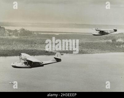 Vintage-Foto um 1942 von Consolidated PBY Catalina fliegenden Booten der RAF auf einer Seepatrouille über der Küste von Malaya vor der japanischen Invasion und dem Fall von Singapur Stockfoto