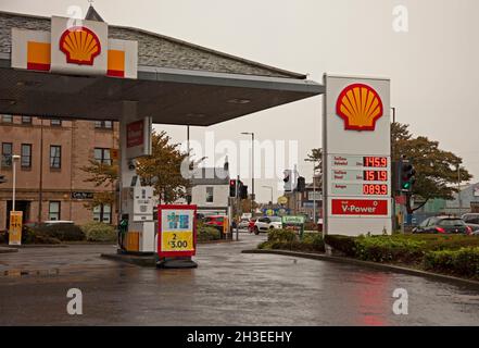 Musselburgh, East Lothian, Schottland, Großbritannien. Oktober 2021. Drei Wetter an der Grenze zwischen Musselburgh und Edinburgh und deprimierende Nachrichten für Autofahrer, dass die Kraftstoffpreise auf diesem leeren Shell-Vorplatz weiter steigen, der nächste Esso-Kraftstoff ist 3 Pence weniger für Diesel. Kredit: Newsandmore/Alamy Live Nachrichten. Stockfoto