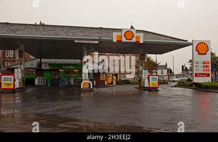 Musselburgh, East Lothian, Schottland, Großbritannien. Oktober 2021. Drei Wetter an der Grenze zwischen Musselburgh und Edinburgh und deprimierende Nachrichten für Autofahrer, dass die Kraftstoffpreise auf diesem leeren Shell-Vorplatz weiter steigen, der nächste Esso-Kraftstoff ist 3 Pence weniger für Diesel. Kredit: Newsandmore/Alamy Live Nachrichten. Stockfoto