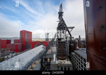 28. Oktober 2021, Luxemburg, Esch/Alzette: Ehemalige Industriestandorte treffen auf Moderne in Esch/Alzette, Luxemburg. Esch/Alzette ist 2022 Kulturhauptstadt Europas. In zahlreichen Gebäuden werden dann Ausstellungen präsentiert. Foto: Harald Tittel/dpa Stockfoto