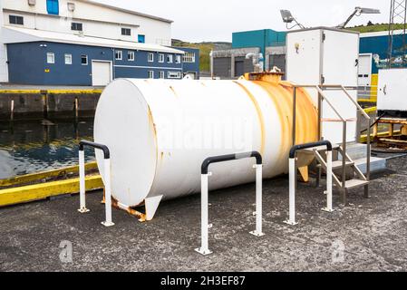 Rostiger Kraftstofftank am Hafen an einem bewölkten Tag Stockfoto