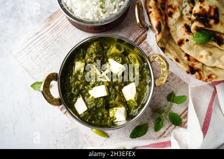 Hausgemachtes Palak Paneer Roti oder Naan und Reis - nordindisches vegetarisches Gericht für Diwali Stockfoto