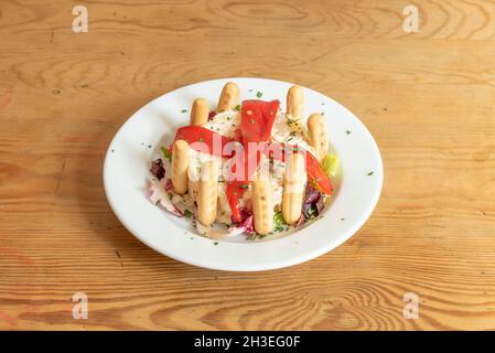 Russischer Salat mit gekochtem Ei und Kartoffeln, Mayonnaise, geriebener Karotte, Paprika, Spitzen von Landbrot und Petersilie, serviert als spanische Tapas Stockfoto